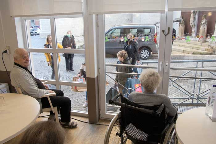 Rusthuisbewoners ontvangen kerstgeschenken van kinderen