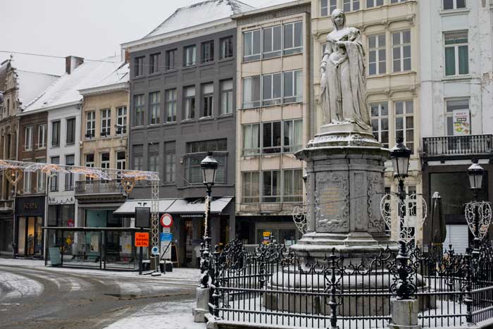 Sneeuw in stad Mechelen