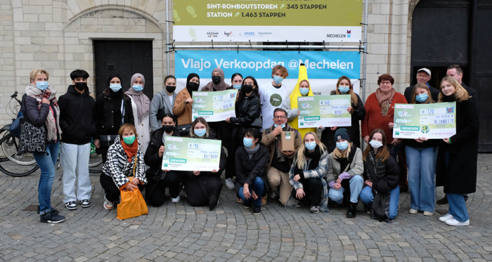 Mini-ondernemingen verkopen op de zaterdagmarkt in Mechelen