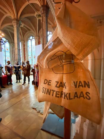 Sinterklaas en Pieten op bezoek op stadhuis Mechelen