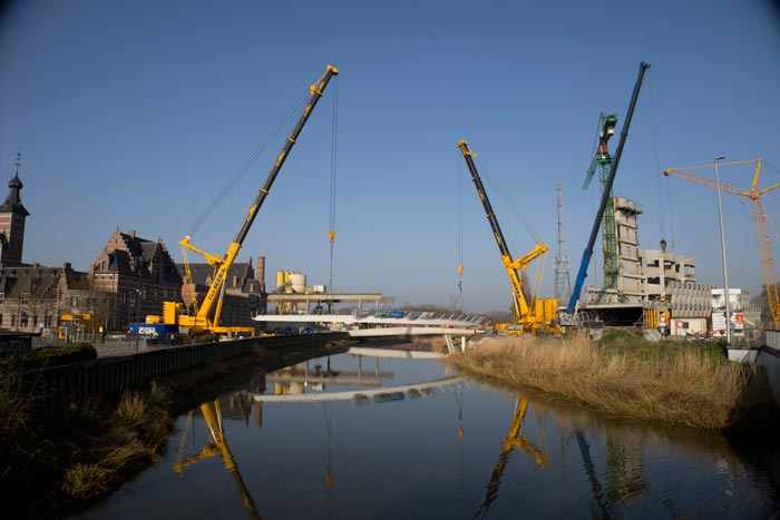 Tweede fiets- en voetgangersbrug over Afleidingsdijle in Mechelen geplaatst