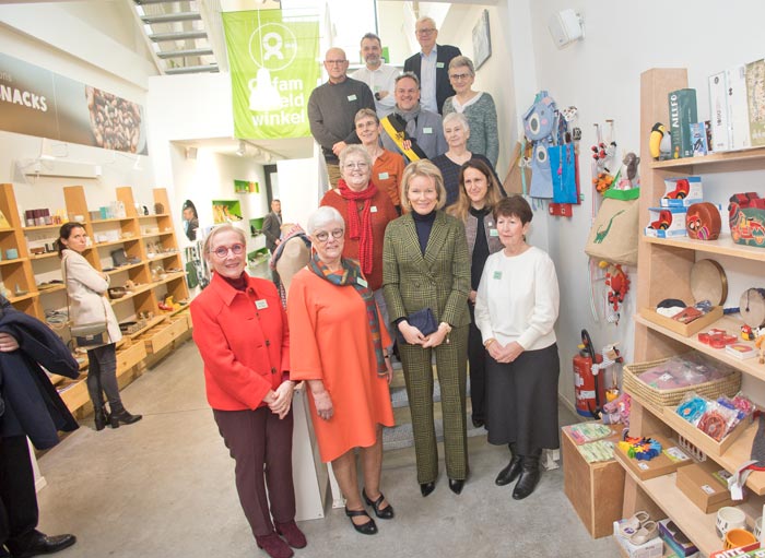 Hare Majesteit Koningin Mathilde toont veel interesse in de OXFAM Mechelen winkel