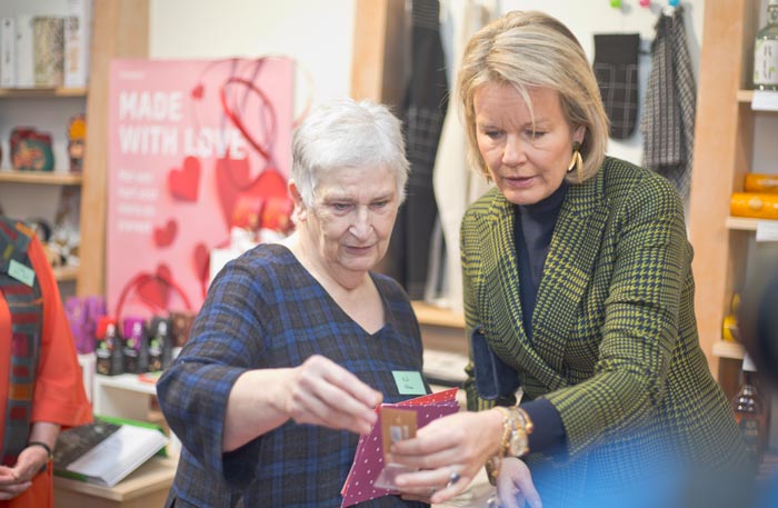 Hare Majesteit Koningin Mathilde toont veel interesse in de OXFAM Mechelen winkel