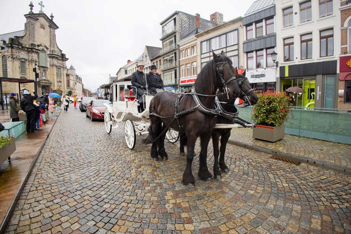 Prins Carnaval en Prinses openen de Carnavalsstoet in Mechelen