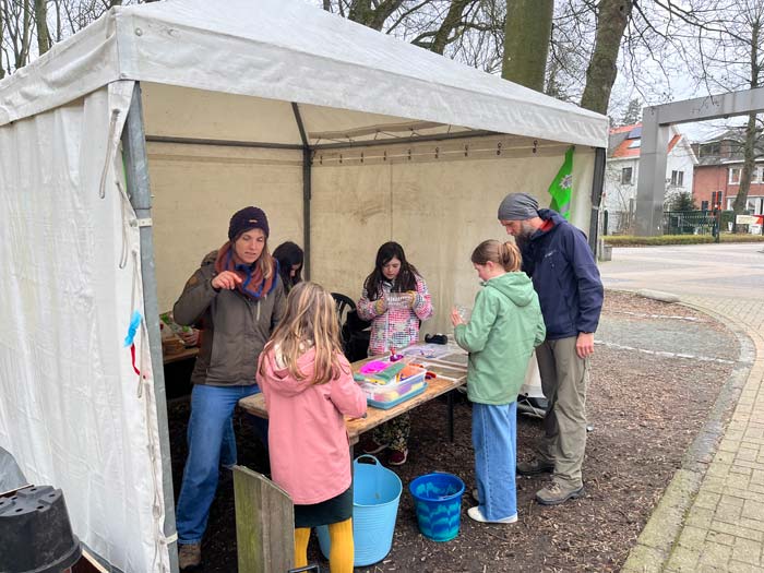 Knutselen met afval van de lenteschoonmaak in Vrijbroekpark