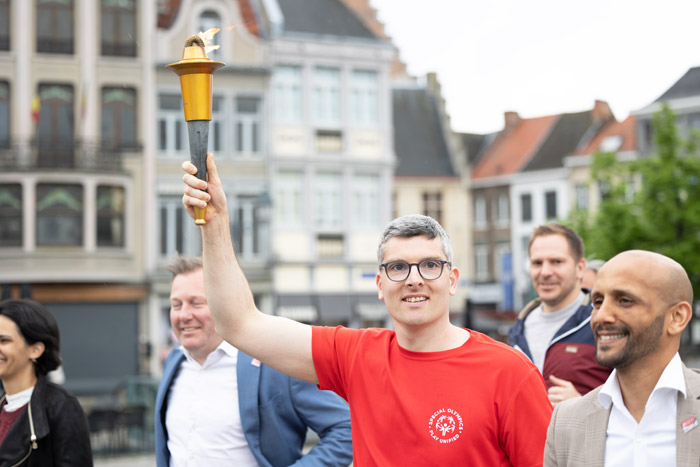 Special Olympics-atleet Maarten Poels loopt Olympische Vlam samen met o.a Alexander Vandersmissen en Abdrahman Labsir naar de Grote Markt