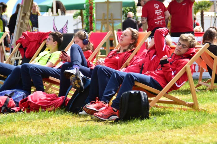 Zonnekloppers en sporters op De Nekker