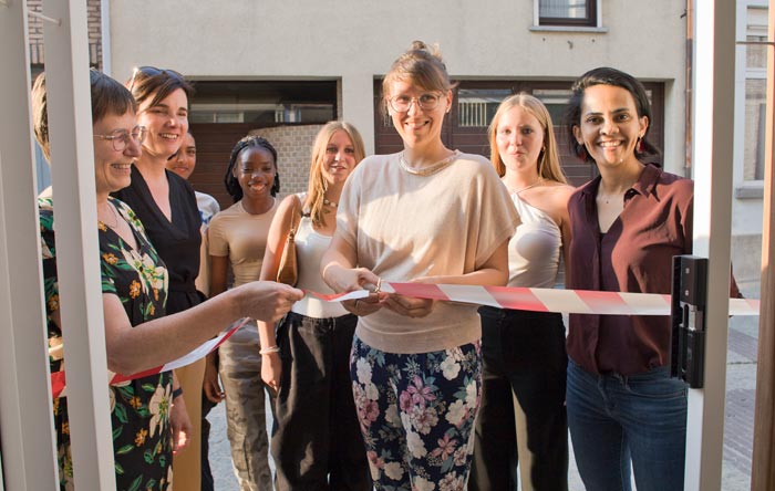 Het 'Lintje' doorknippen maakt het Belevingshuis officieel voor geopend