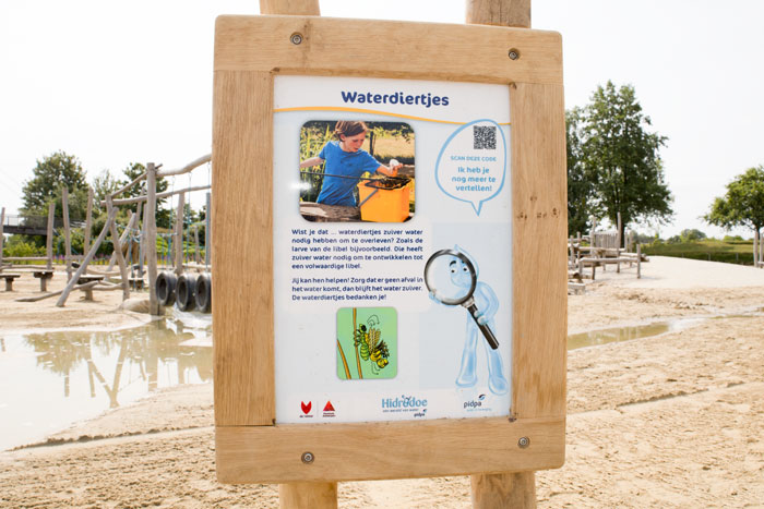 Informatieve borden aan vernieuwd waterspeeltuin De Nekker