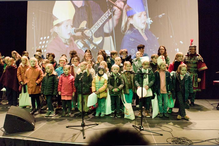 Kinderen en Mechels Onze-Lieve-Vrouwkoor zingen Sinte-Mette liedjes