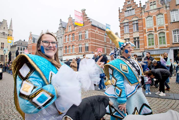 Kleurrijke carnavalsverenigingen wandelen door het historische Mechelen