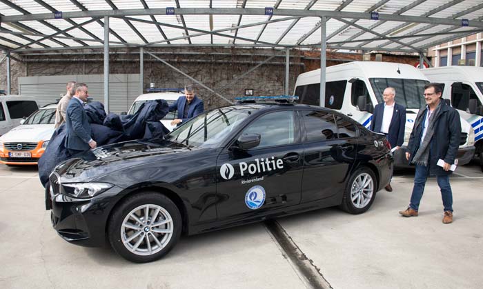 Onthulling van de twee nieuwe zwarte BMW 330i politievoertuigen in Mechelen