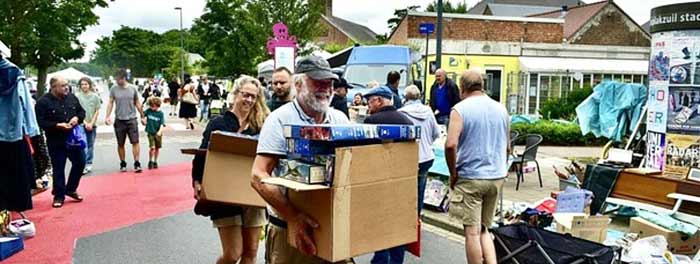 Een rommelmarkt als Brommelmarkt is een vaste traditie in de wijk Battel