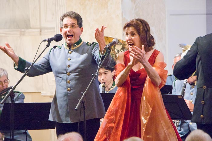 Tenor Michael Wagner en sporaan Barbara Kajetanowicz op het Midzomernachtconcert van Oostenrijkvereniging Servus Mechelen