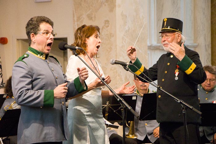 Tenor Michael Wagner en sporaan Barbara Kajetanowicz en prof. Werner Hackl op het Midzomernachtconcert van Oostenrijkvereniging Servus Mechelen