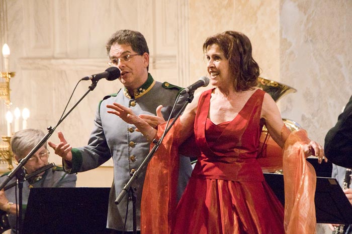 Tenor Michael Wagner en sporaan Barbara Kajetanowicz op het Midzomernachtconcert van Oostenrijkvereniging Servus Mechelen