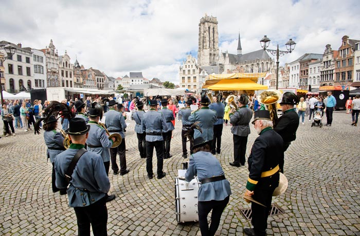 De "Original Kaiserjäger Wien Kapel" op bezoek in de Vlaamse stad Mechelen (België) Mini-concert op Grote Markt tijdens de zaterdagmarkt