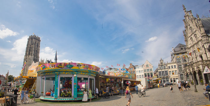 De Zomerkermis strijkt neer op de Grote Markt van de Vlaamse stad Mechelen