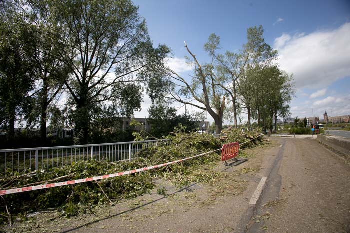 Aangekondigde onweerszone trek spoor van vernieling door de Vlaamse stad Mechelen