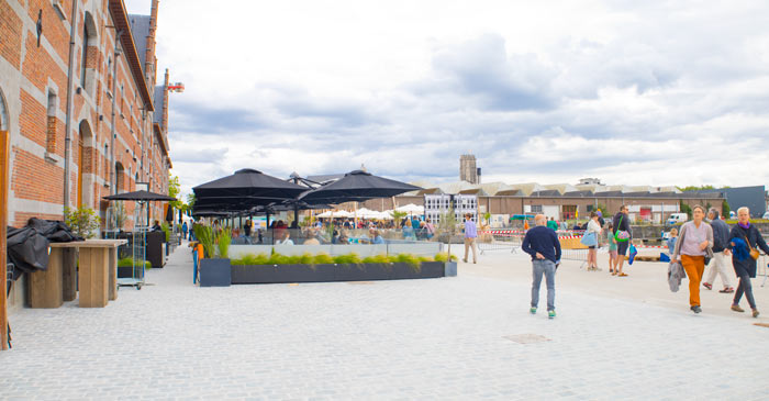 De Van der Valk Hotel zomerbar aan de kade van het Keerdok is een publiekstrekker in Mechelen