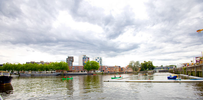 De zwem- en watercreatiezone aan het Keerdok in de stad Mechelen