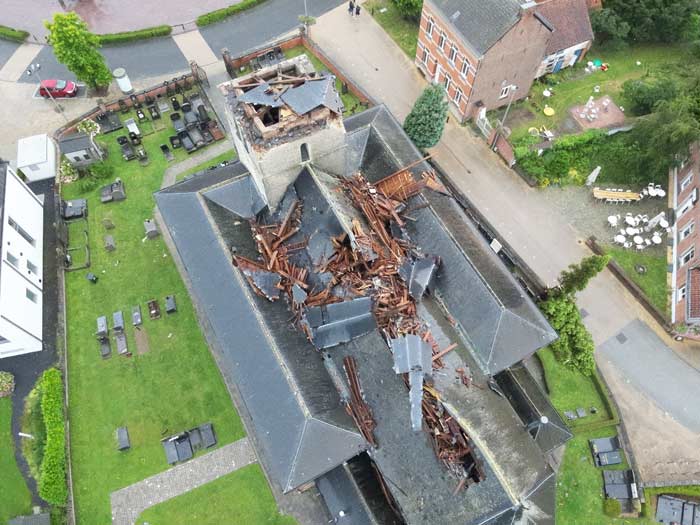 Stormschade aan beschermd kerkgebouw van Heffen deelgemeente Mechelen