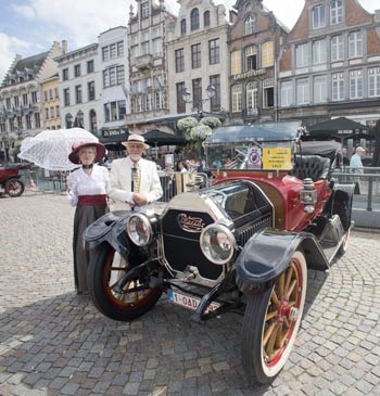 Roos en Bob plaatsen zich triomfantelijk voor een Cartercar Roadster uit 1912