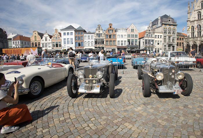 De Maneblusser Classic Car op de Grote Markt van Mechelen