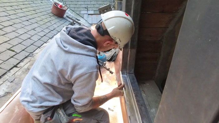 Ambachtsman aan het werk aan onderhoud en herstelling Sint-Romboutskathedraal Mechelen