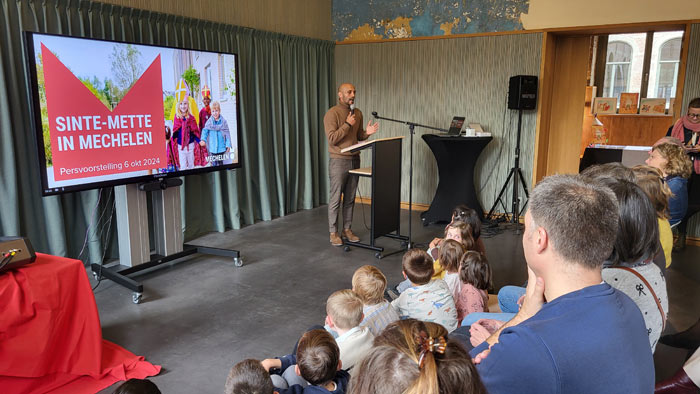 Schepen van Jeugd in de klas voor Sinte-Mette