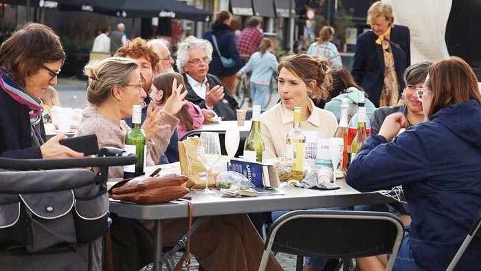 Atmosphäre und Geselligkeit und vor allem kostenlose Verkostung von
pflanzlichen Produkten beim BBQ in Mechelen